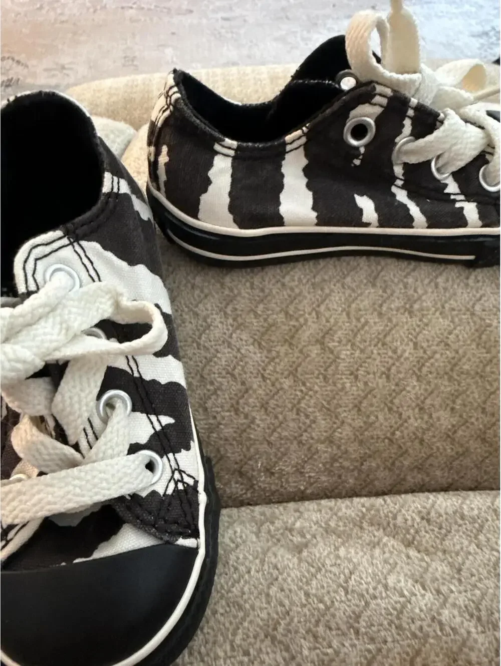 Converse All Star Kids Low Top Canvas Sneakers Black White Print US 6